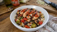 Reis-Ofengemüse vom Blech mit Hähnchen – würzig mit Ajvar, in 30 Minuten