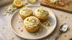 Holunderblüten-Cupcakes mit Zitrone: locker gebacken, mit Joghurt-Sahne-Creme