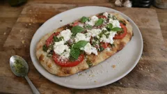 Pinsa mit Burrata: knuspriger Boden, frische Tomaten und Pesto – direkt aus dem Ofen