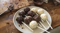 Cake Pops aus Schokokuchen: saftig mit Frischkäse-Frosting und knackiger Kuvertüre