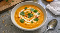 Cremige Kürbissuppe mit Chili, Ingwer und Orange – schnell gekocht, schön ausgewogen