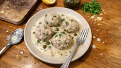 Königsberger Klopse wie im Restaurant – zart gegart in Brühe, mit cremiger Kapernsoße