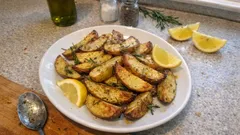 Ofenkartoffeln mit Rosmarin und Zitrone – so werden sie außen knusprig, innen weich