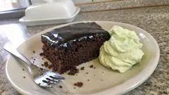 Saftiger Cola-Kuchen vom Blech – mit glänzendem Schoko-Guss und Waldmeister-Sahne