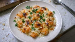 Gratinierte Süßkartoffel-Gnocchi mit Käsesauce – goldbraun aus dem Ofen