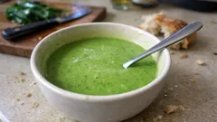 Cremige Bärlauch-Cremesuppe in 25 Minuten – so bleibt sie schön grün