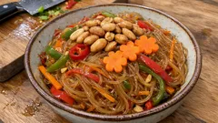 Glasnudeln mit Gemüse und Erdnüssen – schnelles Wokgericht mit Orange-Soja-Sauce