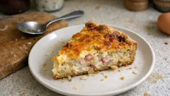 Zwiebelkuchen vom Blech: saftig mit Joghurt-Sahne-Guss und goldener Käsekruste