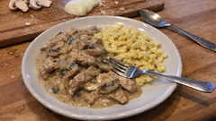 Rahmgeschnetzeltes mit Champignons & Spätzle – cremig aus der Pfanne