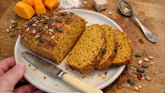 Saftiges Kürbisbrot mit Dinkel: einfaches Hefebrot, das lange frisch bleibt