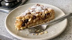 Südtiroler Apfelkuchen mit Mürbeteig – saftig mit Rumrosinen und Mandeln