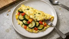 Zucchini-Paprika-Omelett aus der Pfanne – cremig, würzig und in 20 Minuten fertig