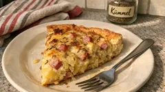 Saftiger Zwiebelkuchen ohne Teigruhe – mit Käse und Schinken ganz unkompliziert