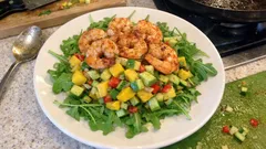 Garnelen mit Mango-Avocado-Salsa – schnell gebraten, frisch serviert auf Rucola