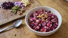 Roter Heringssalat mit Matjes und Roter Bete – cremig, frisch und schnell gemacht