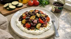 Ofengemüse mit schwarzen Bohnen: bunt vom Blech, dazu frischer Joghurt-Dip