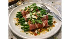 Bohnen im Parmaschinken-Mantel – knackiges Fingerfood mit Kräuter-Tomaten-Dressing