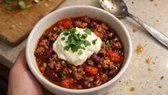 Chili con Carne mit frischem Koriander – langsam geköchelt, richtig aromatisch