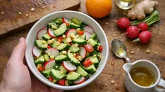 Gurkensalat „Kuta Beach“: knackig mit Ingwer, Radieschen und Orangendressing