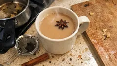 Wärmender Gewürztee mit Ingwer und Milch – in 10 Minuten im Topf gemacht