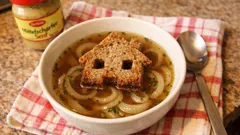 Fränkische Zwiebelsuppe mit Rinderbrühe – herzhaft, einfach und richtig wärmend