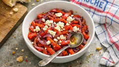 Geröstete Paprika mit Schafskäse: aromatischer Ofensalat, der warm und kalt schmeckt