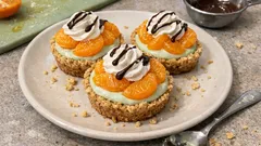 Mini-Kühlschranktörtchen mit Mandarine und Waldmeister – cremig, ohne Backen