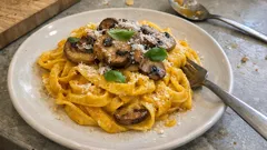 Cremige Kürbis-Pasta mit Tagliatelle – mit Ofen-Hokkaido und Champignons