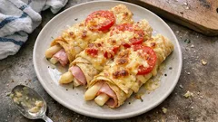 Spargel-Pfannkuchen aus dem Ofen: mit Schinken, Käse und Tomaten überbacken