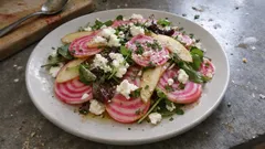 Rote-Bete-Salat mit Birne und Ziegenfrischkäse – in 15 Minuten gemacht