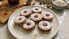 Plätzchen mit Johannisbeergelee: zarte Doppeldecker aus Dinkel-Haselnuss-Mürbeteig