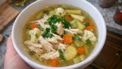 Heile-heile-Hühnchen-Suppe: kräftige Hühnersuppe mit Ingwer, Blumenkohl und Spargel