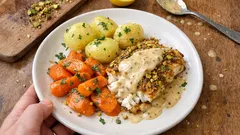 Kabeljau in Pistazienpanade mit cremiger Senfsoße – so bleibt die Kruste knusprig