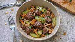 Schmorgurken-Pfanne mit Rinderfilet und Pfifferlingen – schnell, leicht und aromatisch