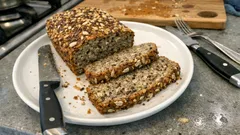 Saftiges Low-Carb-Brot mit Quark & Saaten – gelingt auch ohne viel Mehl