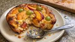 Sommerliches Clafoutis mit Aprikosen, Pfirsich & Stachelbeeren – zart aus dem Ofen