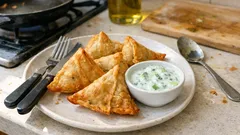 Knusprige Gemüse-Samosas mit Gurken-Raita – so gelingen sie schön stabil